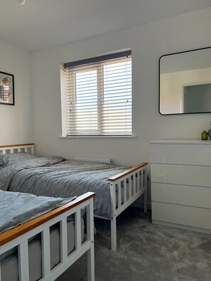 3 habitaciones, tabla de planchar con plancha, wifi y ropa de cama 
