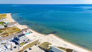 Una spiaggia nelle vicinanze, lettini da mare, teli da spiaggia