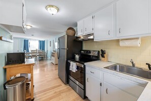 Køleskab, mikrobølgeovn, ovn, kogeplade