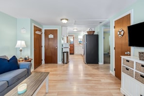 Smart-tv, bordtennisbord, bøger