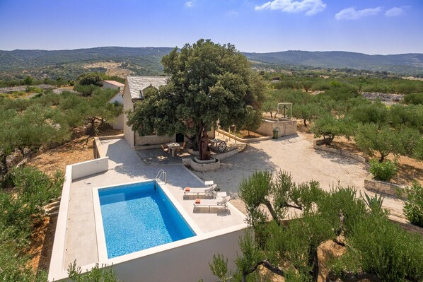 House | Pool | Indoor pool, outdoor pool - Charming Villa With Swimming Pool (Pucisca)
