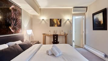 Espacio para trabajar con laptop y tabla de planchar con plancha