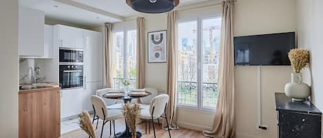Appartement | Privékeuken | Een koelkast, een magnetron, een oven, een kookplaat