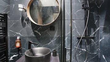 Appartement | Salle de bain | SĂšche-cheveux, savon, shampoing