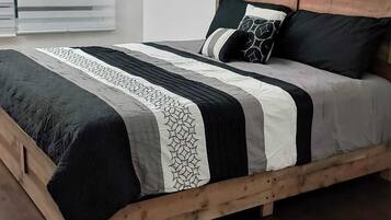 3 habitaciones, tabla de planchar con plancha, wifi y ropa de cama