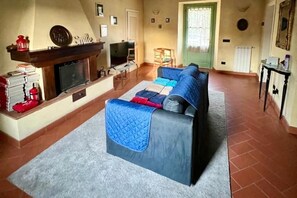 Smart TV, fireplace