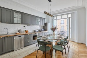 Dining - Superb Apartment in the Heart of Paris (Paris)