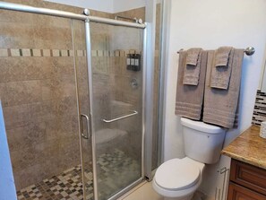 Sèche-cheveux, serviettes fournies, savon, papier toilette