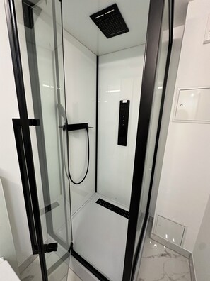 Shower, towels, soap, toilet paper - Vacation apartment Guesthouse Merzig Vacation  (Merzig)