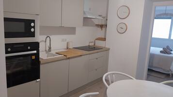 Micro-ondes, four, plaque de cuisson, lave-vaisselle