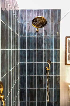 Douche, sèche-cheveux, serviettes fournies, savon
