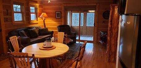 内装. Secluded cozy 2-bedroom cabin near Champaign in Mahomet on the Sangamon River