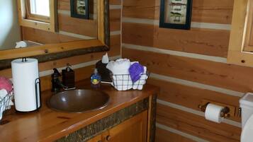 Regadera, tina de hidromasaje, secadora de cabello, toallas