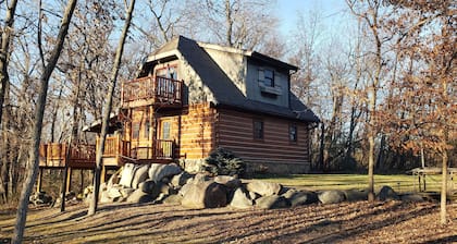 Secluded cozy 2-bedroom cabin near Champaign in Mahomet on the Sangamon River