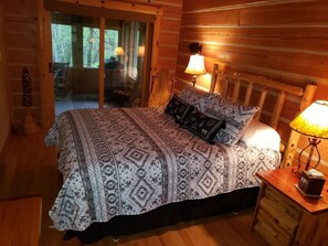 2 bedrooms, desk, iron/ironing board, WiFi -  Secluded cozy 2-bedroom cabin near Champaign in Mahomet on the Sangamon River (Mahomet)