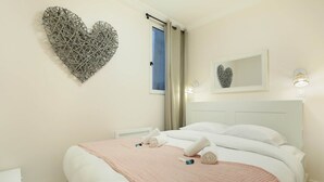 Apart Daire | Dizüstü bilgisayar çalışma alanı, ütü/ütü masası, çarşaf takımı 