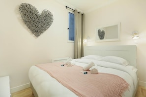 Appartement | Een laptopwerkplek, een strijkplank/strijkijzer, beddengoed