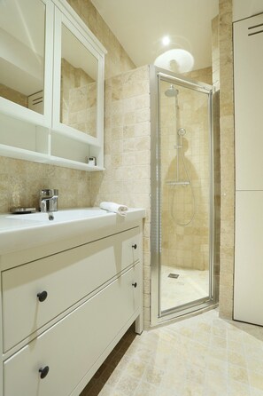 Apartment | Bathroom | Hair dryer, soap, shampoo - Charming Apartment Center of Paris (Paris)