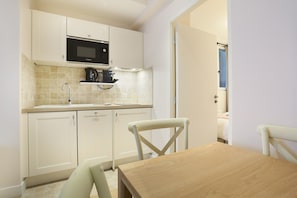 Apartamento | Cozinha privada | Geladeira, micro-ondas, cooktop, lava-louças