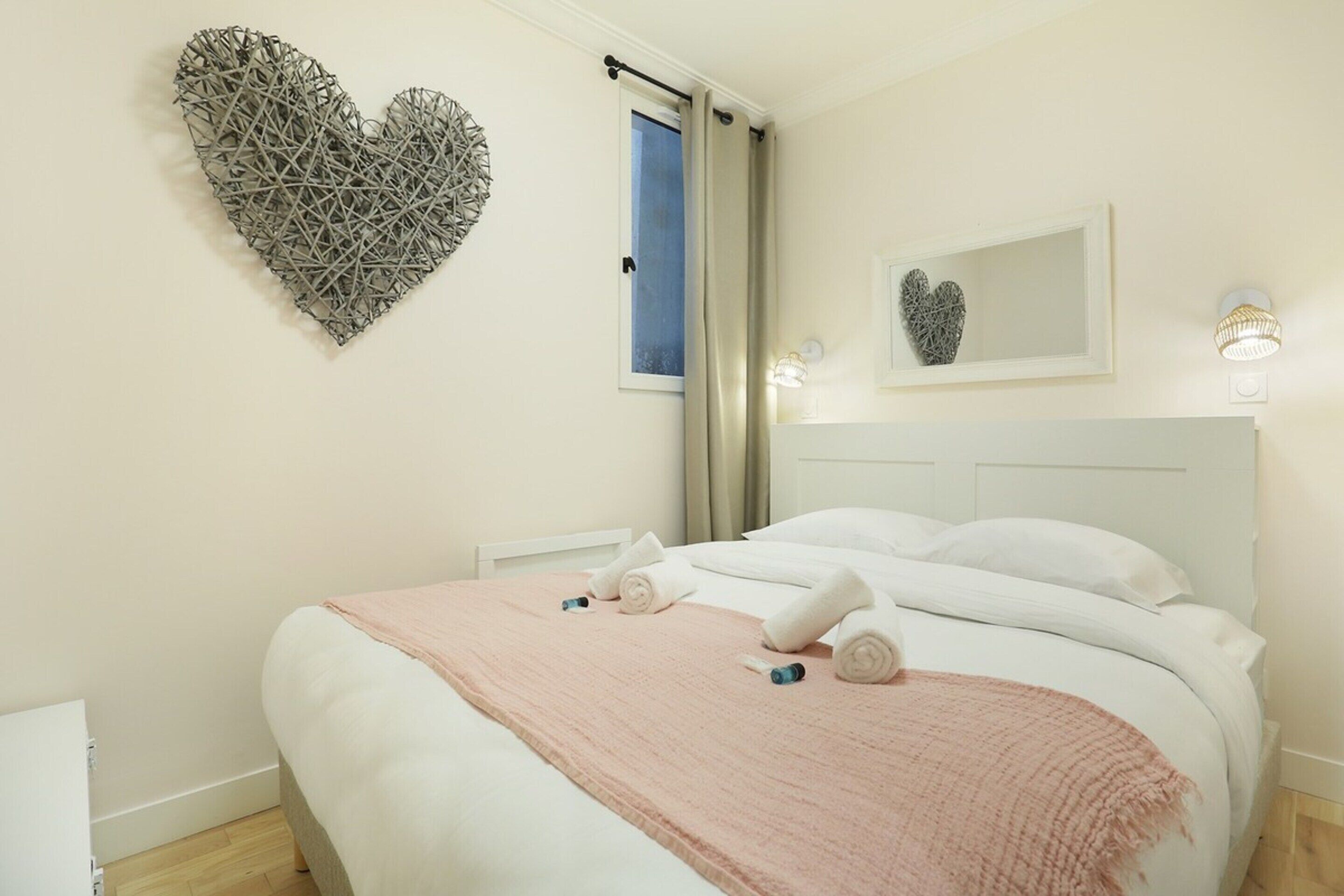 Apartament | Espai de treball apte per a portàtils i planxa i posts de planxar 