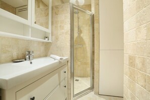 Apartment | Bathroom | Hair dryer, soap, shampoo - Charming Apartment Center of Paris (Paris)