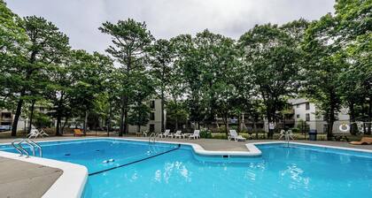 Charming 3-bedroom apartment on Cape Cod with poll access.