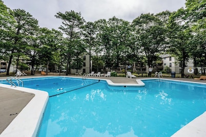 Charming 3-bedroom apartment on Cape Cod with poll access.