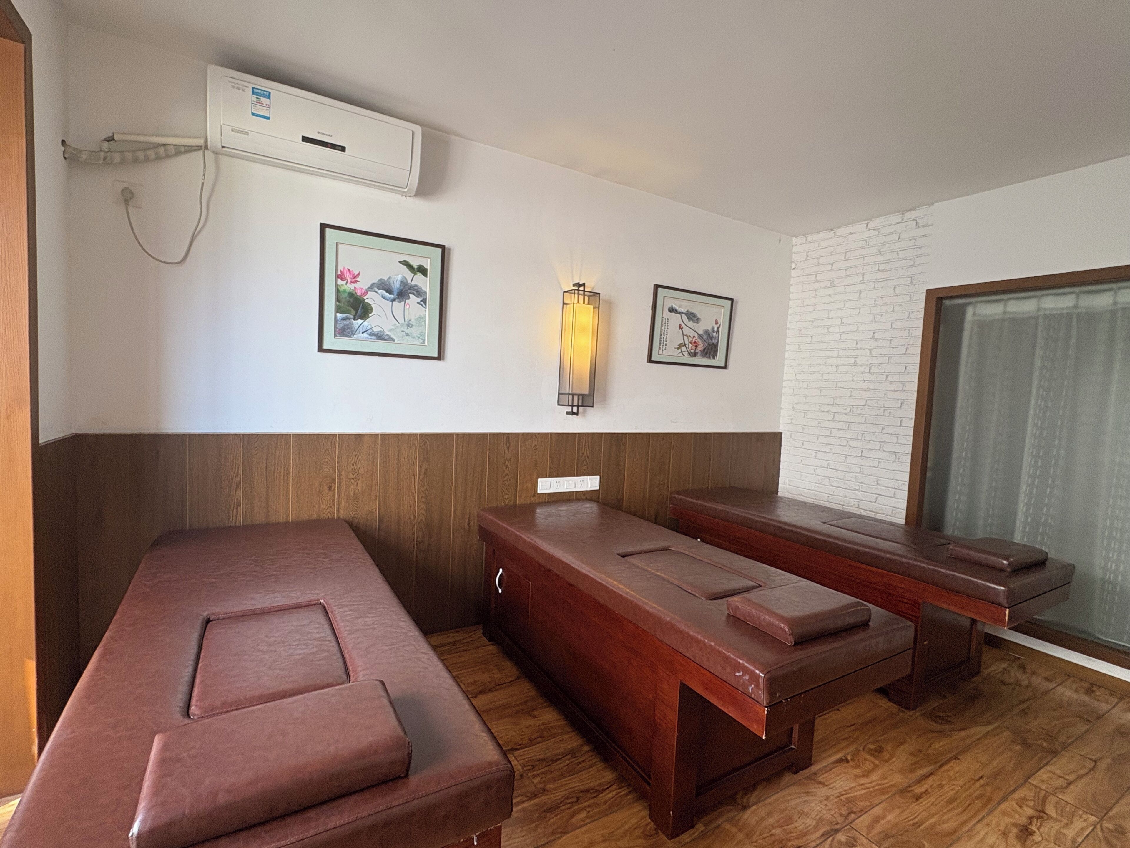 Body treatments, sports massages, reflexology, massages