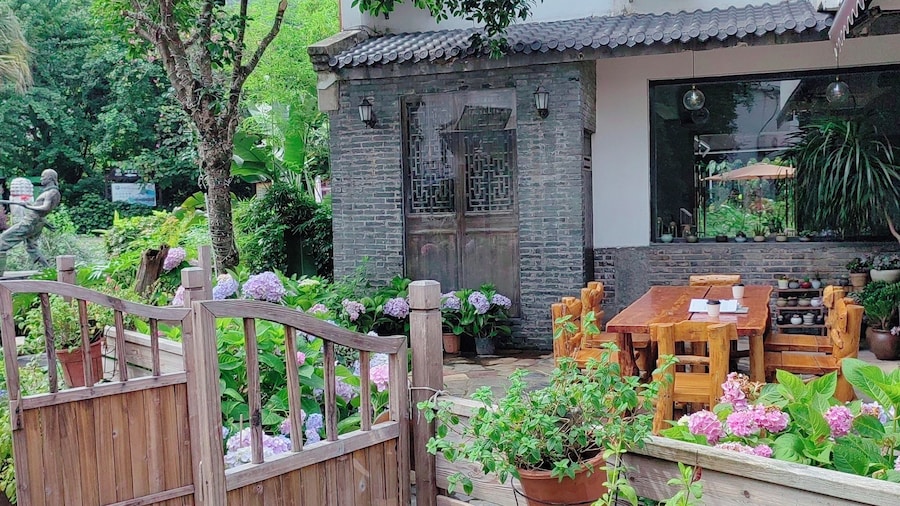 Castle peak yard Inn Guilin