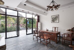 Hus – comfort, utsikt mot høyde | Oppholdsområde