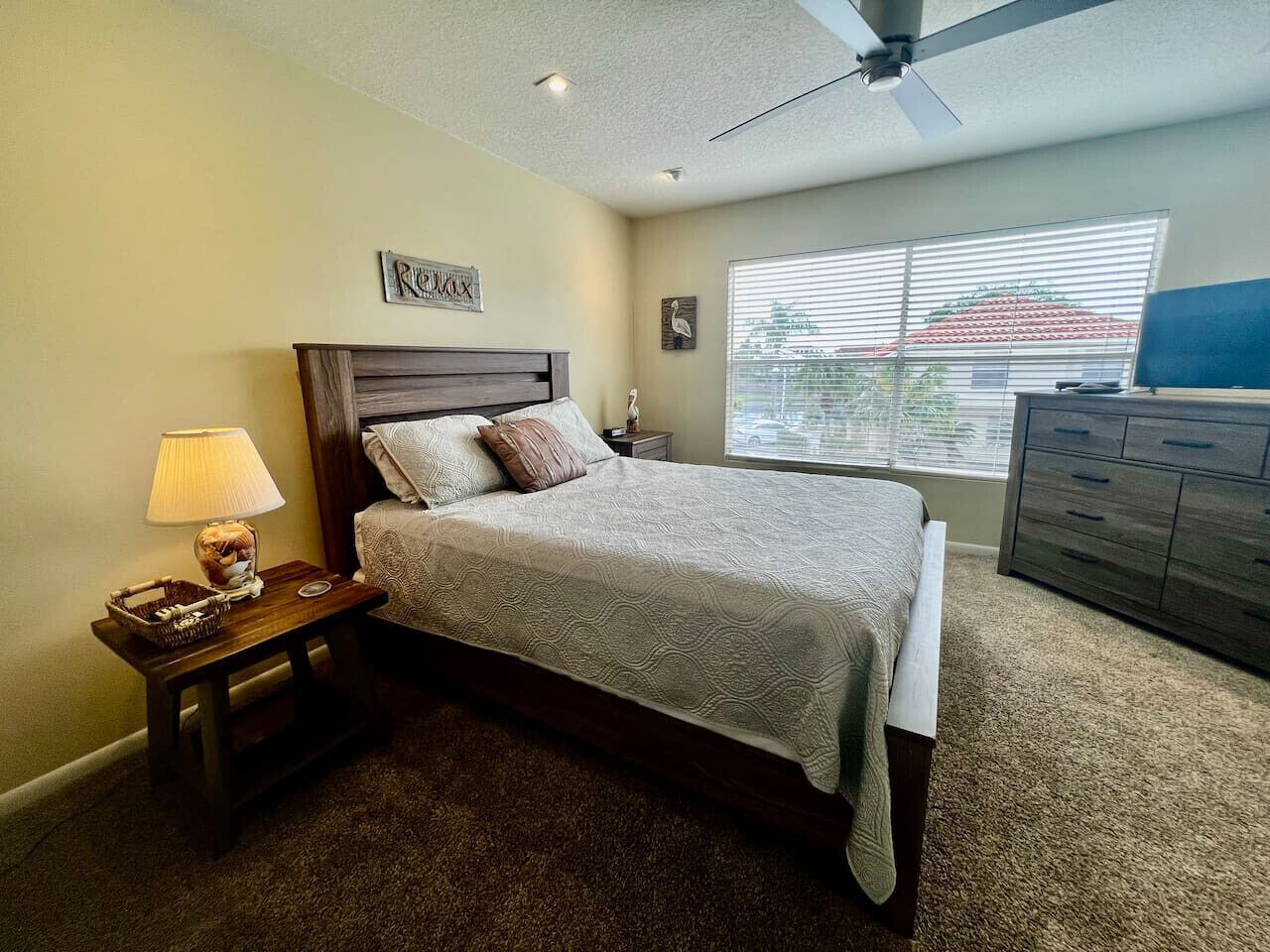 2 quartos, escrivaninha, ferros/tábuas de passar roupa, berço de viagem