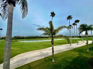 Golf - Escape! Resort Style Condo w/Pool Near Beach (St. Petersburg)