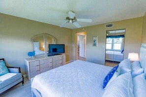 2 Schlafzimmer, Schreibtisch, Bügeleisen/Bügelbrett, Reisekinderbett