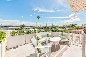 Unclassified image, 2 of 32, button