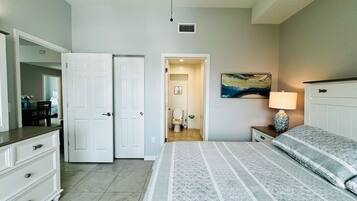 3 quartos, escrivaninha, ferros/tábuas de passar roupa, berço de viagem