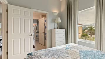 3 bedrooms, desk, iron/ironing board, travel crib