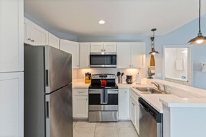 Frigorífico, microondas, horno y placa de cocina