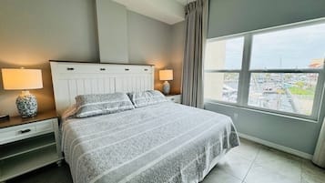 3 quartos, escrivaninha, ferros/tábuas de passar roupa, berço de viagem
