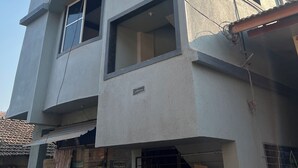 Un immeuble à plusieurs étages, doté de nombreuses fenêtres ouvertes et de balcons.