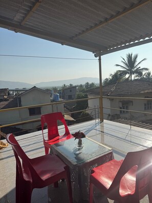 Deluxe Double Room, Mountain View | Living area