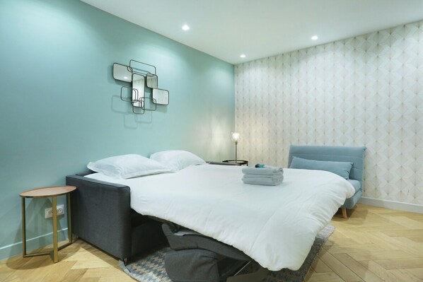 Espacio para trabajar con laptop y tabla de planchar con plancha 