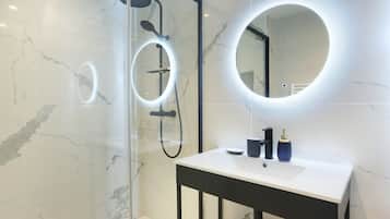 Apartamento | Banheiro | Secador de cabelo, sabonete, shampoo