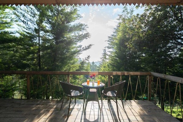 Stuga Comfort - balkong - utsikt mot dalen | 1 sovrum, duntäcken, memory foam-madrasser och strykjärn/strykbräda