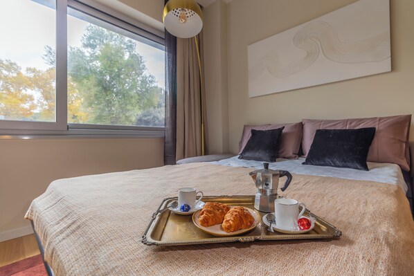 1 habitación, tabla de planchar con plancha, cuna de viaje y wifi