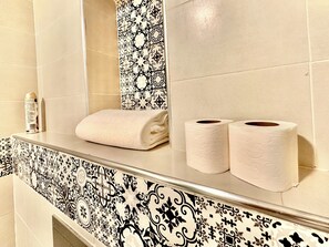 Doccia, asciugacapelli, asciugamani, sapone