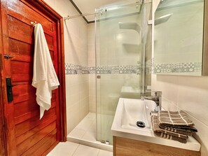 Een douche, een haardroger, handdoeken, zeep