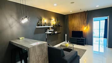 Quarto casal superior, sacada, vista para a cidade | Área de estar | TV 42 polegadas com canais a cabo