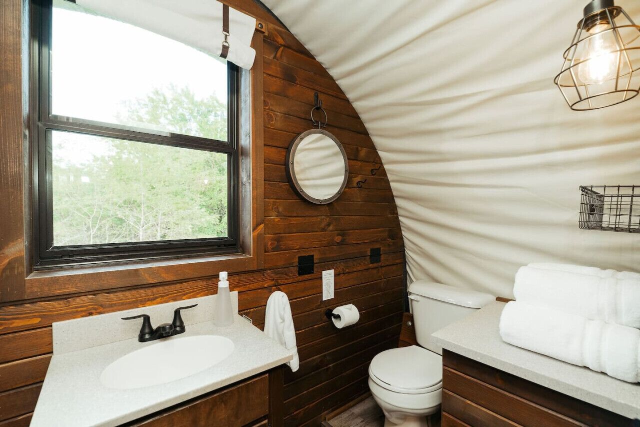 吹风机、肥皂、洗发水、卫生纸