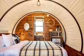 1 bedroom, bed sheets