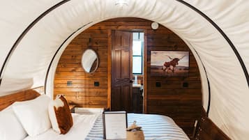 1 bedroom, bed sheets